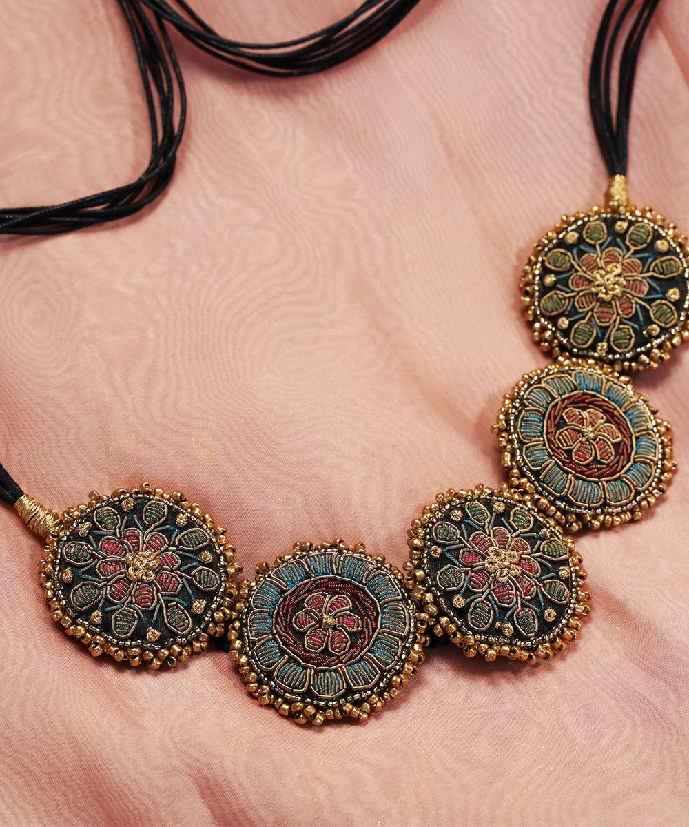 Meerabai_Hand_Embroidered_Necklace_WeaverStory_05
