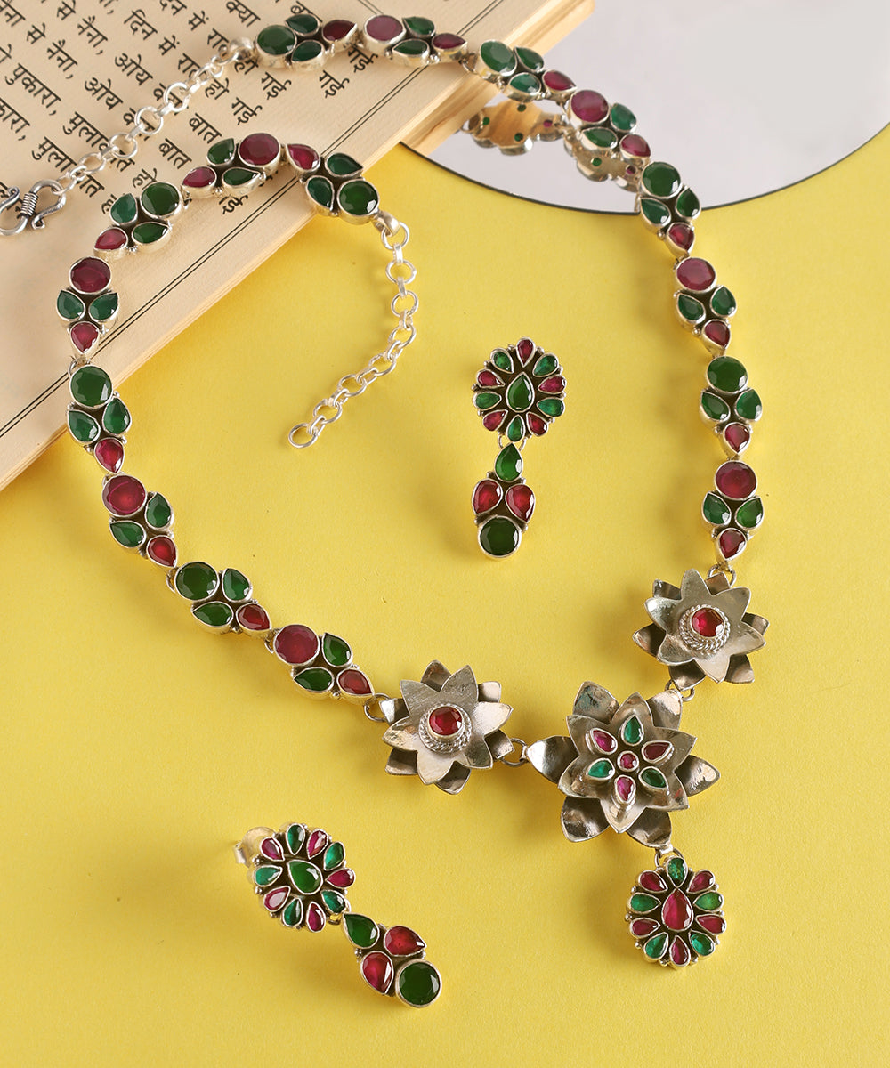 Unnati_Handcrafted_Oxidised_Pure_Silver_Necklace_Set_With_Floral_Motifs_And_Kundan_WeaverStory_01