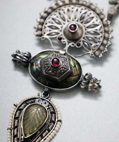 Urvi_Handcrafted_Oxidised_Pure_Silver_Necklace_With_Kempstones_And_Floral_Motifs_WeaverStory_02