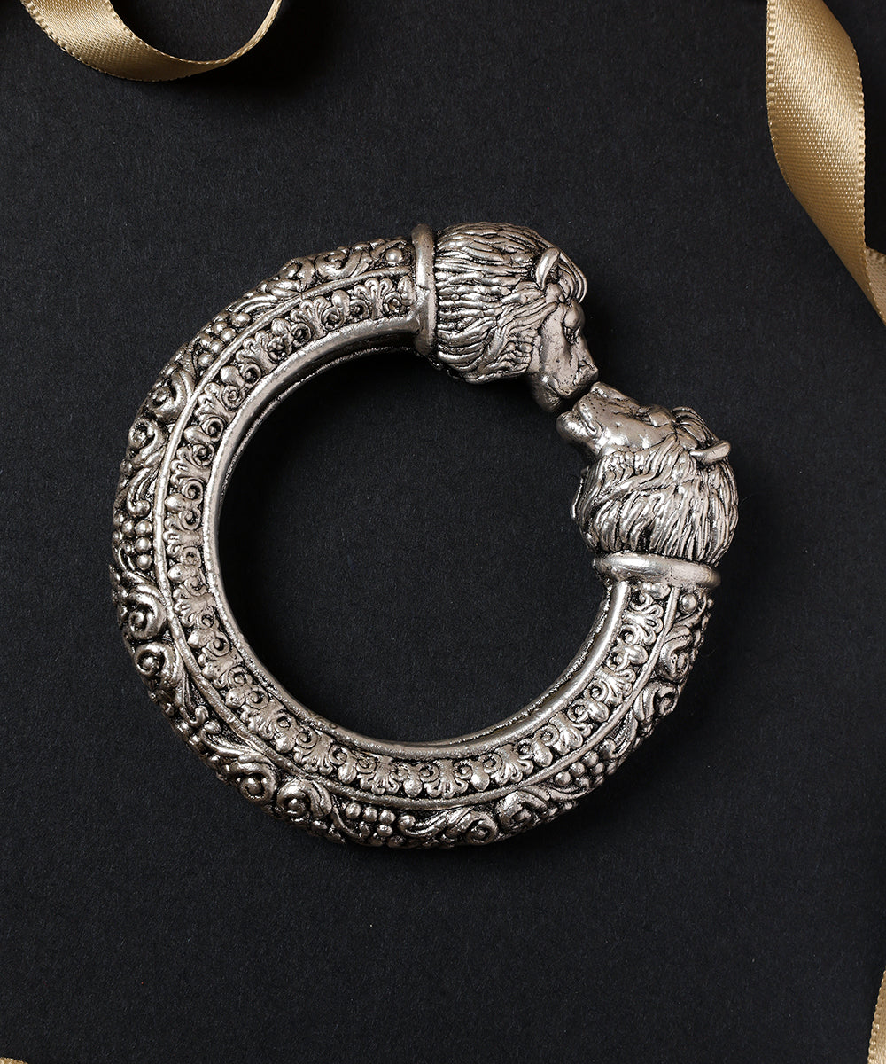 Ichha_Handcrafted_Oxidised_Pure_Silver_Bangles_With_Lion_Motif_WeaverStory_01