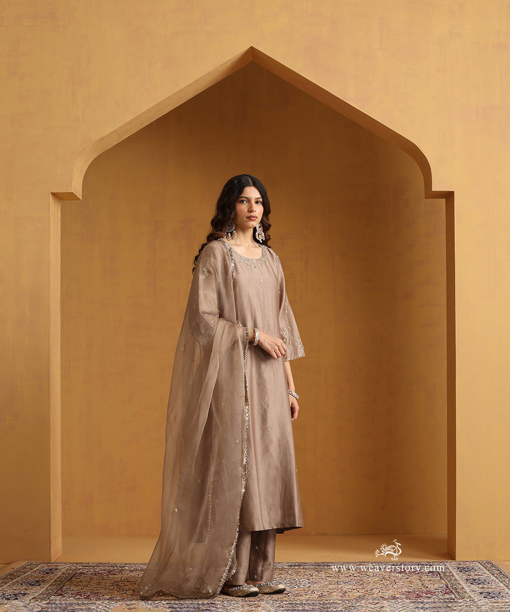 Beige_Hand_Embroidered_Chanderi_Kurta_With_Pants_And_Organza_Dupatta_WeaverStory_04