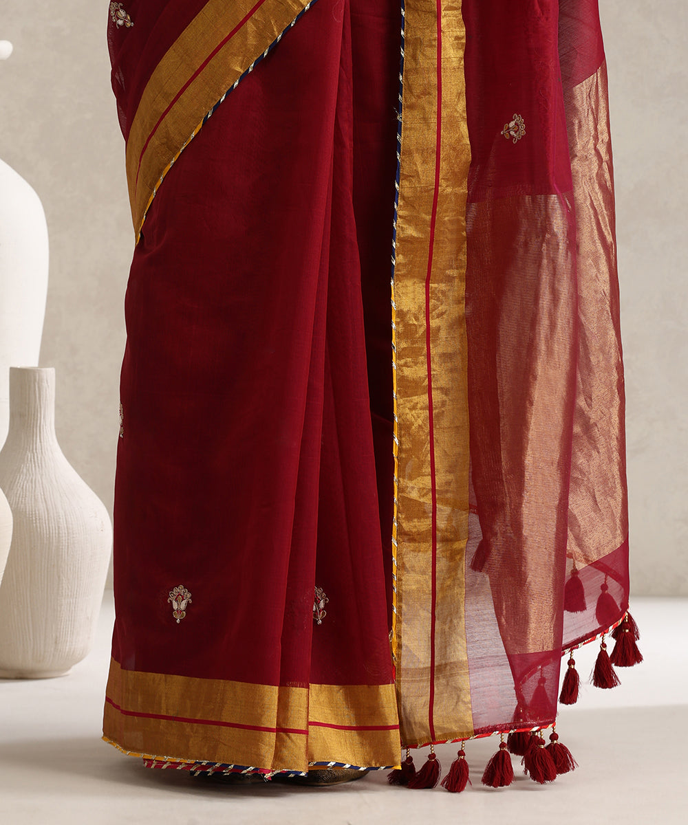 Maroon_Handloom_Pure_Chanderi_Saree_With_Small_Hand_Embroidered_Booti_And_Lace_WeaverStory_05