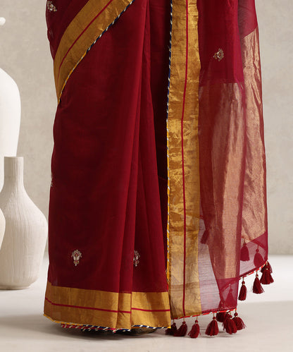 Maroon_Handloom_Pure_Chanderi_Saree_With_Small_Hand_Embroidered_Booti_And_Lace_WeaverStory_05