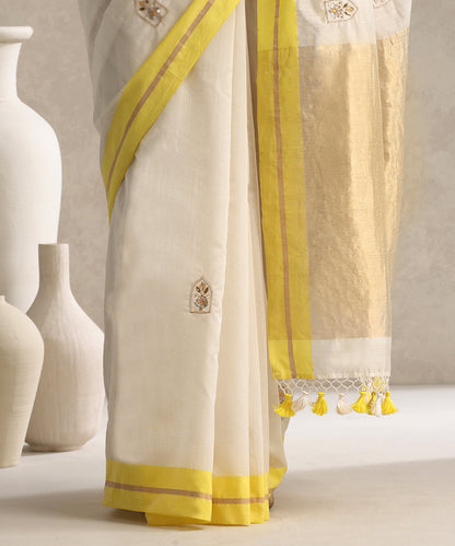 Handloom_White_Pure_Chanderi_Saree_With_Yellow_Border_And_Gota_Hand_Embroidery_WeaverStory_05