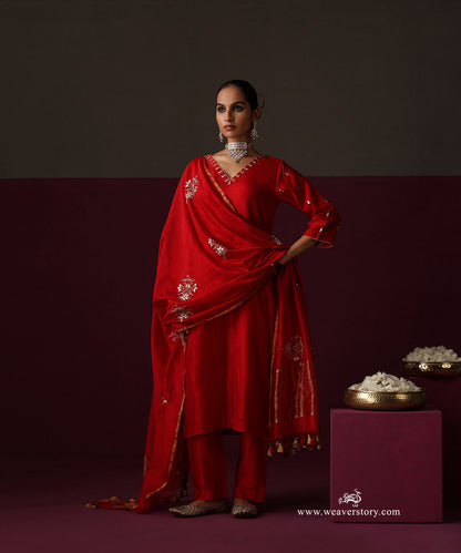 Front view of Aafreen’s blood red Chanderi straight kurta with embroidered V neckline and matching pants