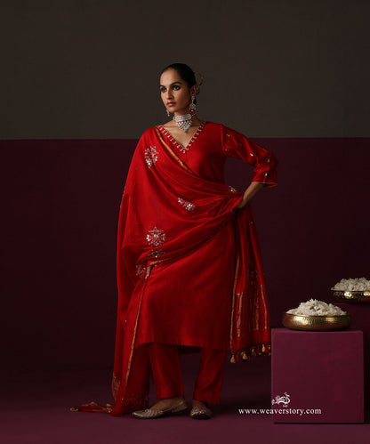 Model wearing Aafreen with its floral boota dupatta draped across the front