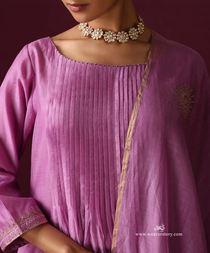 Close-up of the rounded neckline, vertical pleats and embroidered boota on the orchid purple dupatta