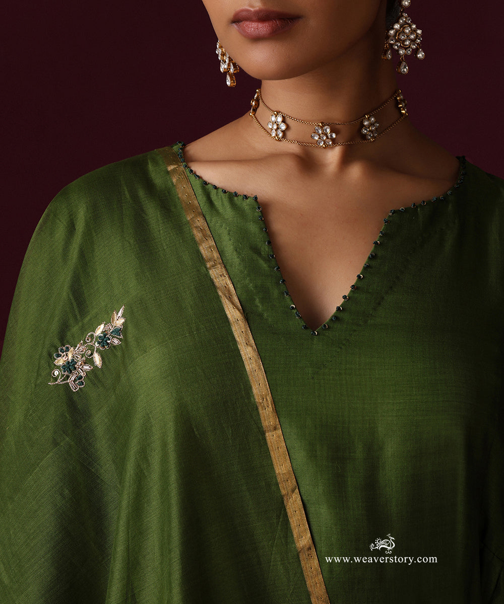 Close-up of the notched neckline and gold-edged dupatta on the Heena green suit
