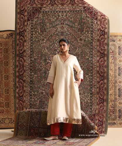 Off_White_Chanderi_Silk_Kurta_Neck_Embroidery_Red_Thin_Border_booti_Dupatta_With_Red_Stripe_Tissue_Pant_WeaverStory_03