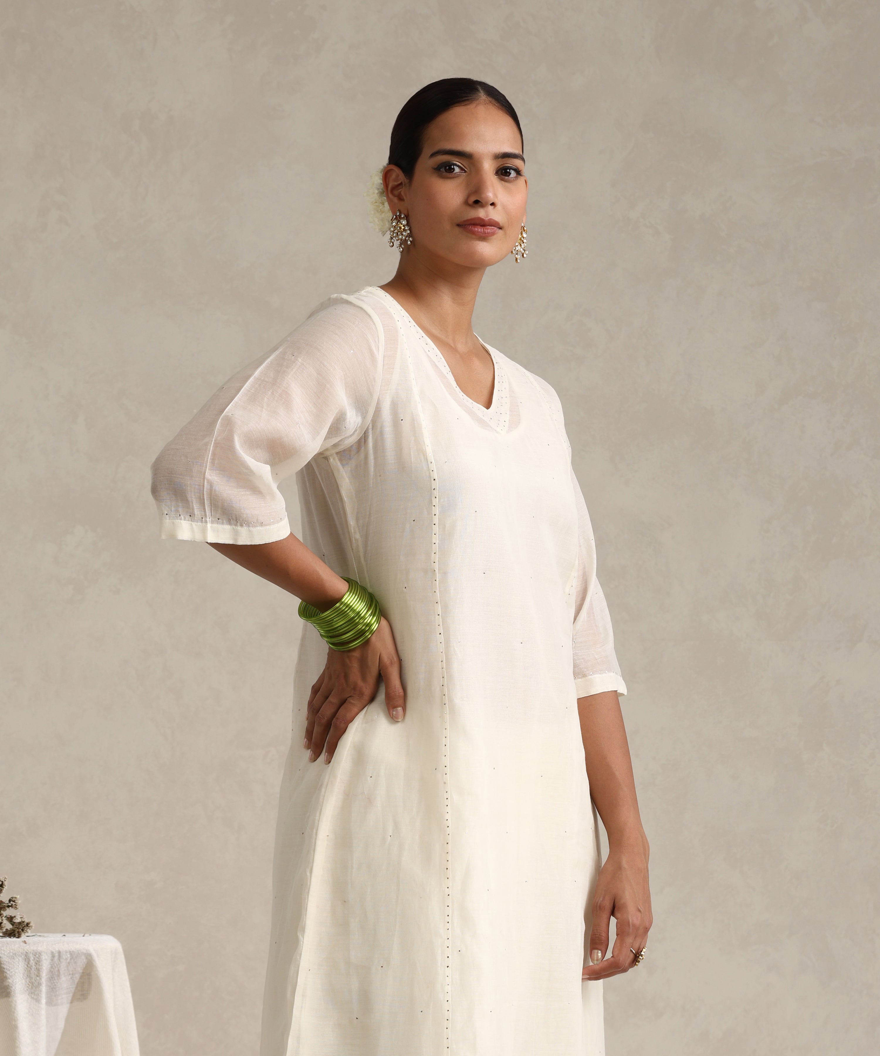 Off_White_Chanderi_Mulmul_Kurta_Set_With_Muqaish_Work_And_Cotton_Slip_Lining_WeaverStory_02