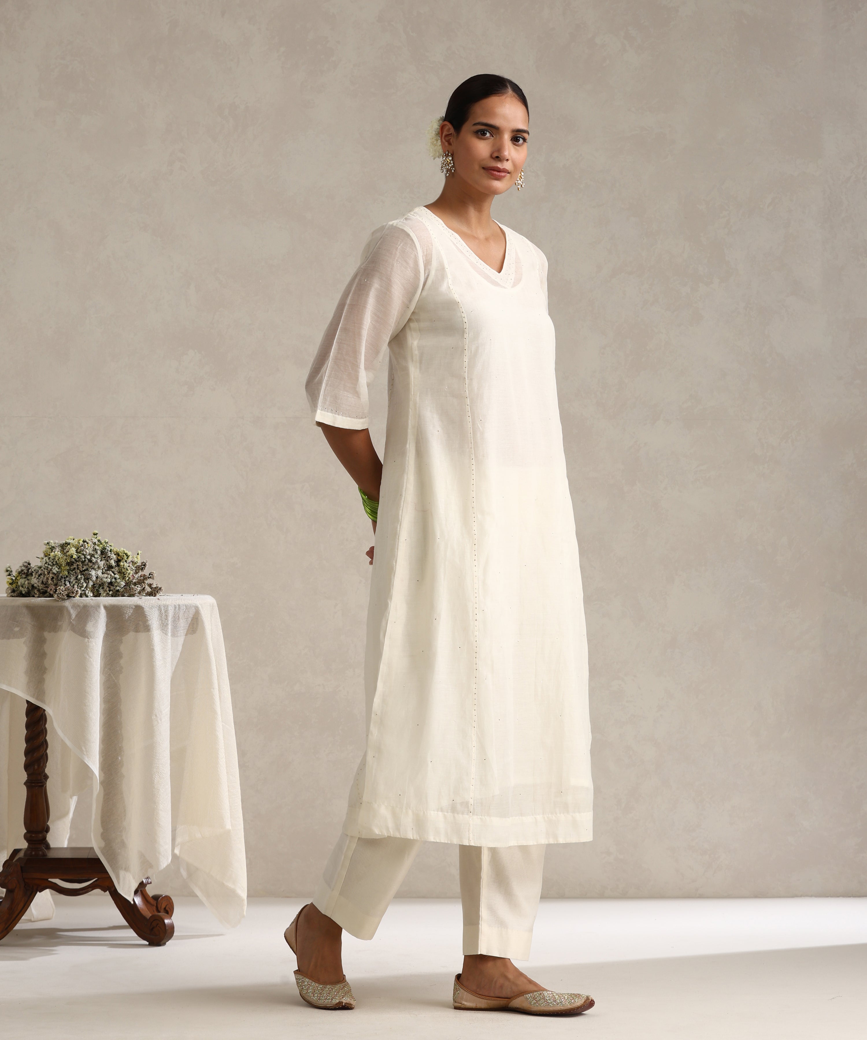 Off_White_Chanderi_Mulmul_Kurta_Set_With_Muqaish_Work_And_Cotton_Slip_Lining_WeaverStory_03