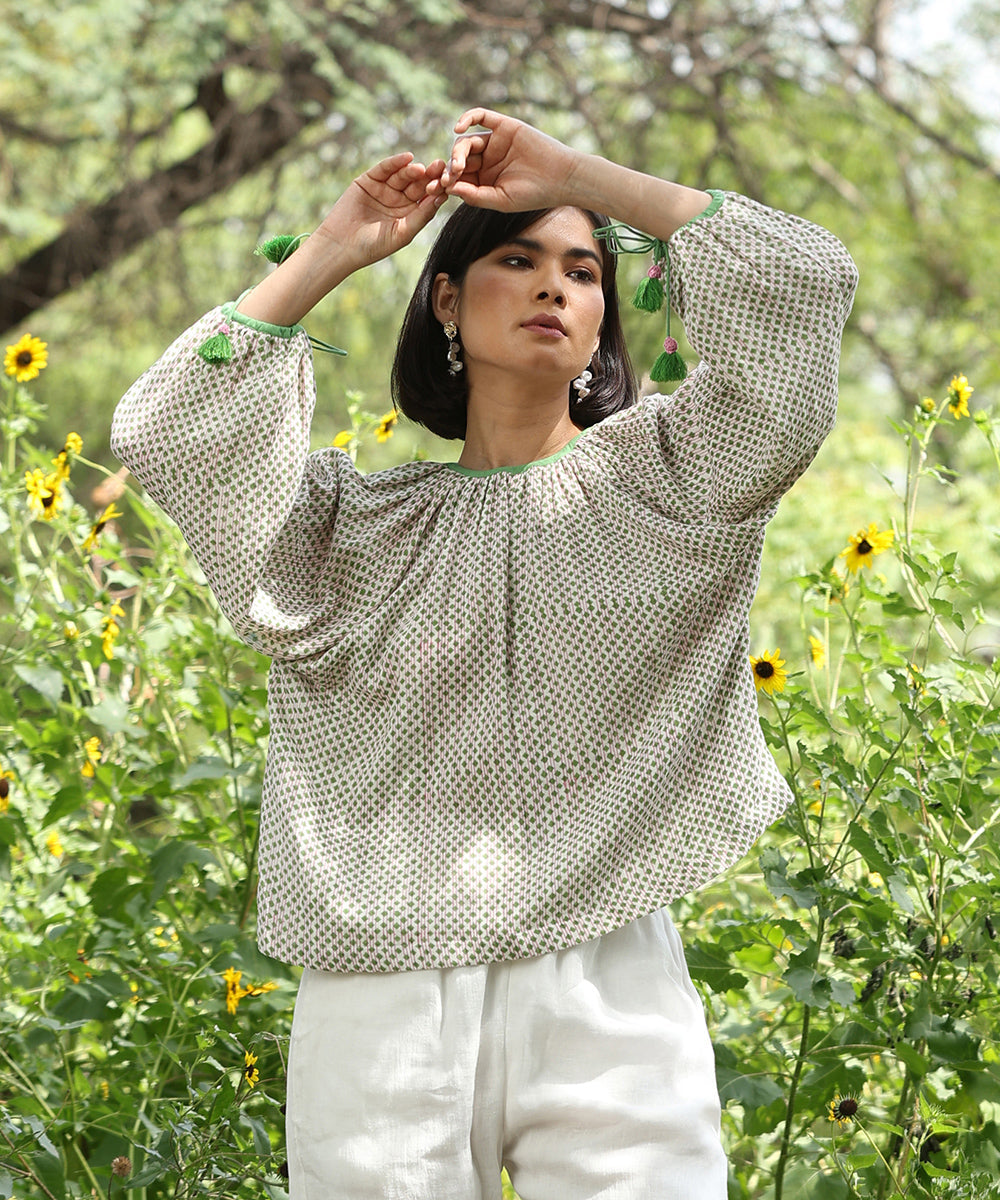 White_Handloom_Pure_Cotton_Top_With_Gathers_And_Sleeves_WeaverStory_01