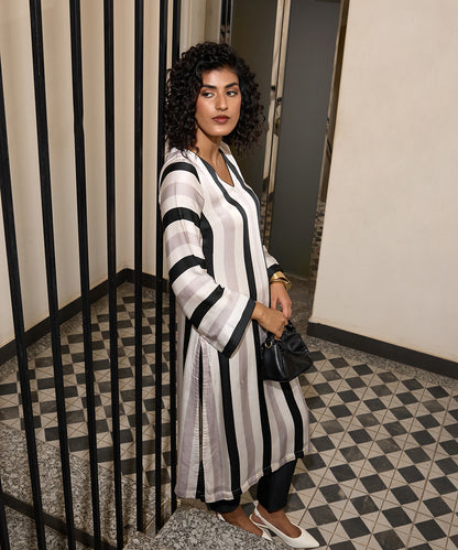 Monochrome_Wide_Stripe_Kurta_Set_WeaverStory_02
