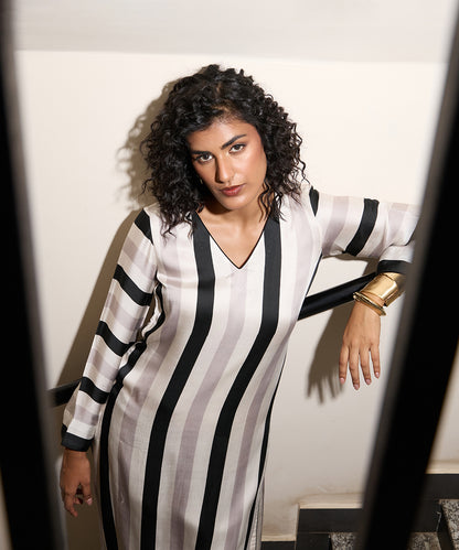 Monochrome_Wide_Stripe_Kurta_Set_WeaverStory_04
