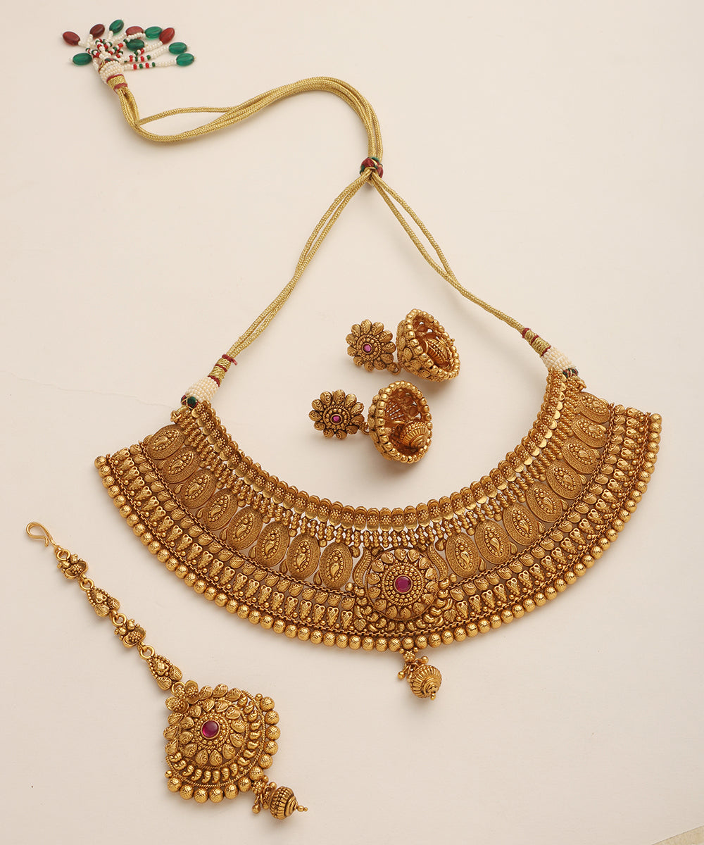 Aamaal_Handcrafted_Necklace_Set_With_Jhumkas_And_Maang_Tikka_WeaverStory_02