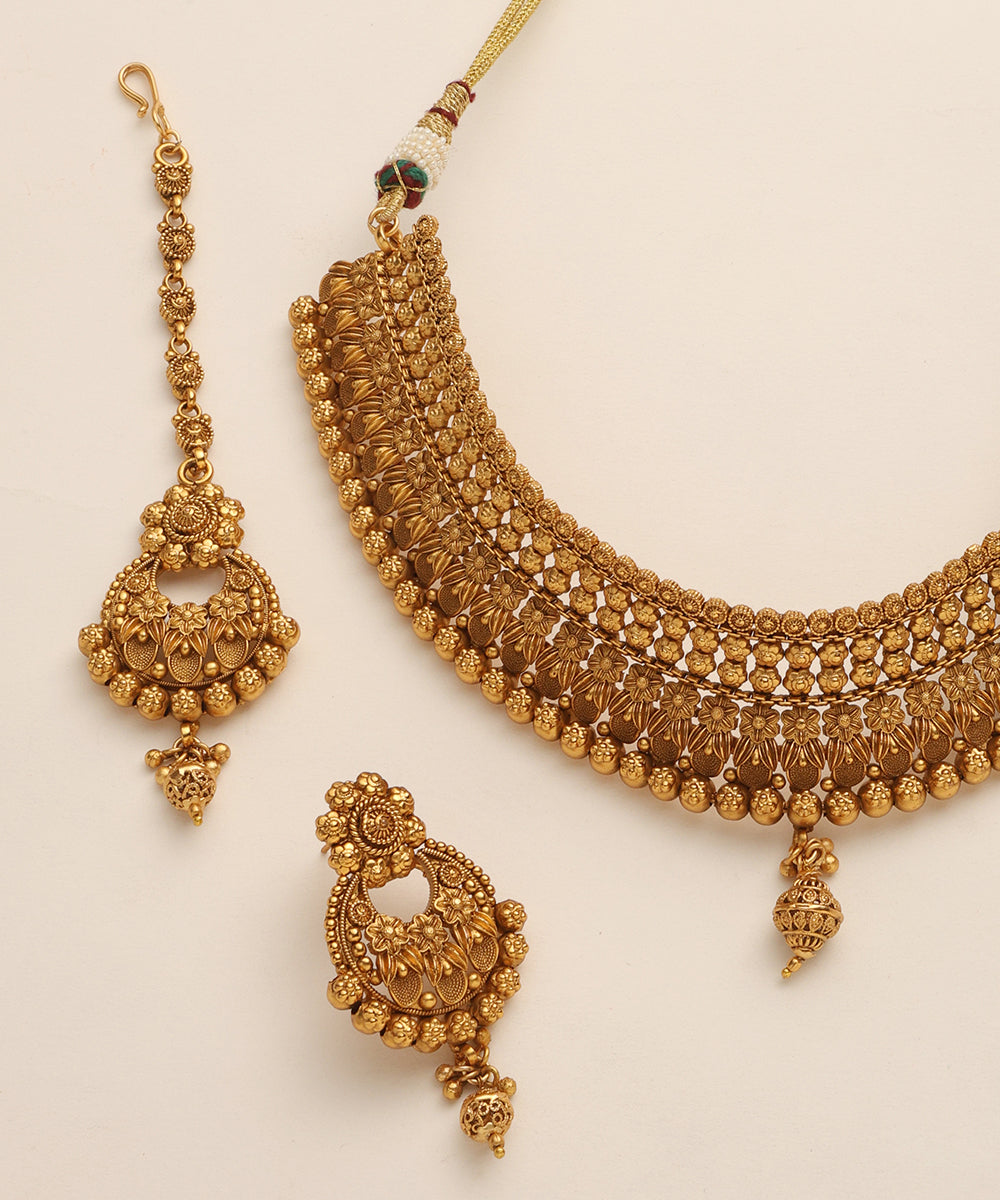 Zoha_Handcrafted_Necklace_Set_With_Chandbalis_And_Maang_Tikka_WeaverStory_03