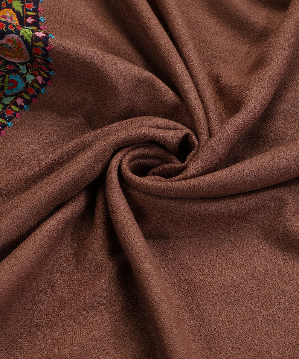 Brown_Handwoven_Pure_Pashmina_Stole_With_Hand_Appliqued_Kashidakari_Border_Blue_Piping_WeaverStory_05