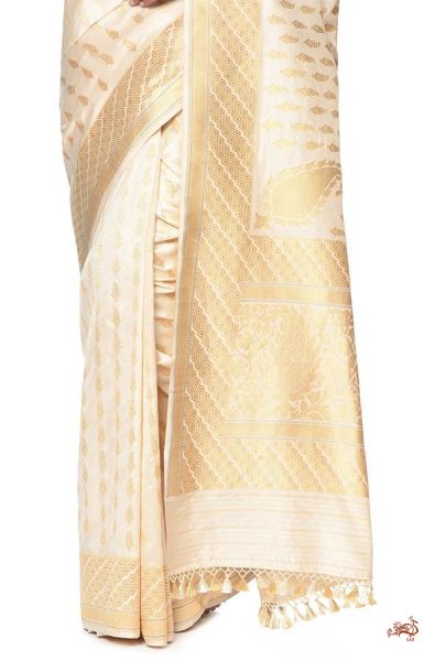 Ivory_and_gold_Kadhwa_Banarasi_Saree_with_traditional_paisley_Bootis_and_a_rich_konia_Pallu_WeaverStory_02