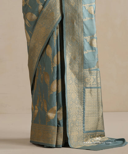 Powder_Blue_Handloom_Pure_Katan_Silk_Sona_Rupa_Banarasi_Saree_With_Jaal_And_Leaves_Motifs_WeaverStory_04