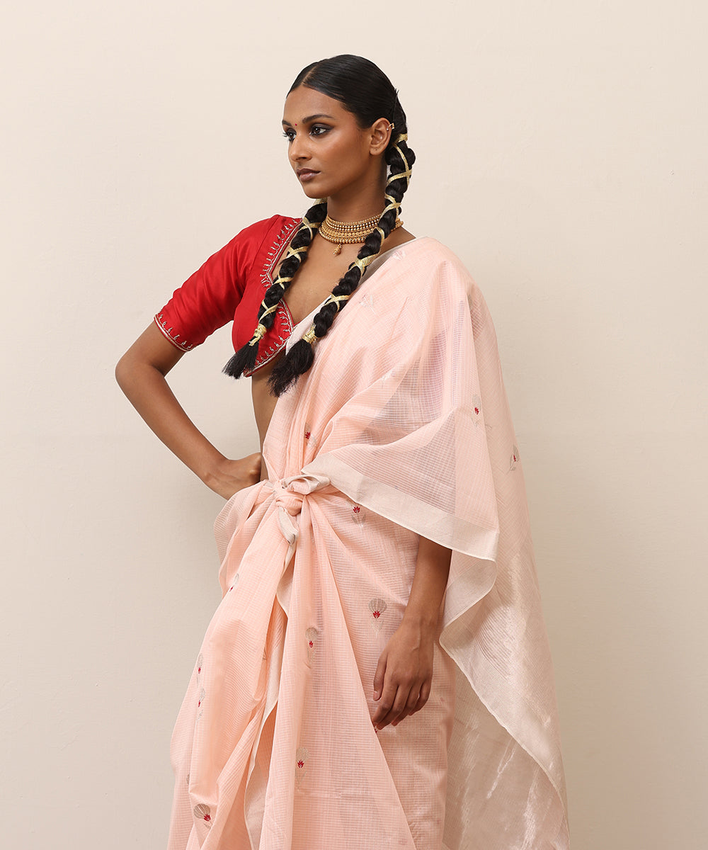 Peach_And_White_Checks_Cotton_Silk_Chanderi_Saree_With_Silver_Zari_Floral_Motif_WeaverStory_01