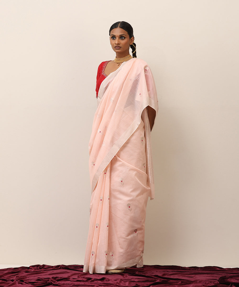 Peach_And_White_Checks_Cotton_Silk_Chanderi_Saree_With_Silver_Zari_Floral_Motif_WeaverStory_02