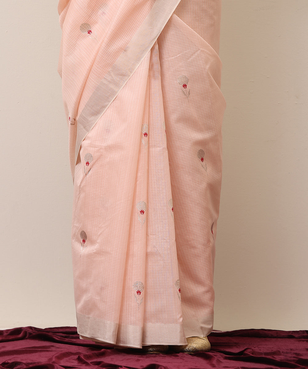 Peach_And_White_Checks_Cotton_Silk_Chanderi_Saree_With_Silver_Zari_Floral_Motif_WeaverStory_04