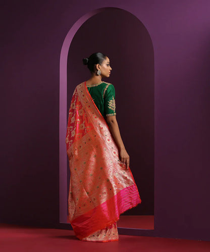 Handloom_Pink_Dual_Tone_Pure_Katan_Silk_Banarasi_Saree_With_Sunflower_Motifs_WeaverStory_03