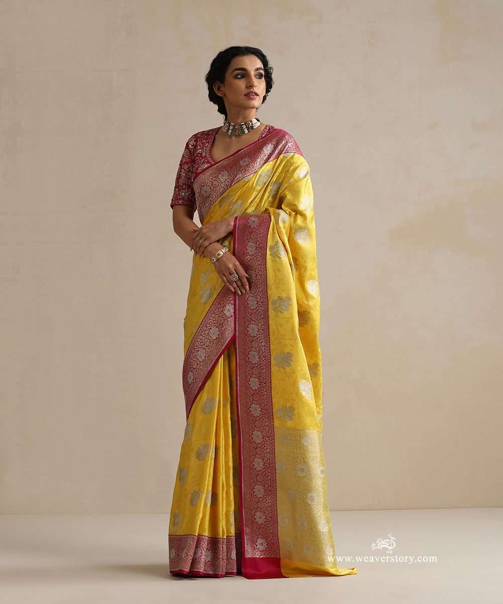 Yellow_And_Pink_Handloom_Pure_Mashroo_Silk_Tanchoi_Banarasi_Saree_WeaverStory_01