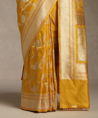 Yellow_Handloom_Pure_Katan_Silk_Kadhwa_Banarasi_Jangla_Saree_With_Silver_Zari_Meenakari_Floral_Jaal_WeaverStory_04