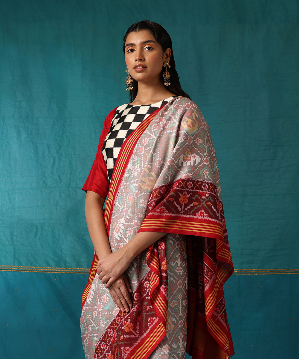 Handloom_White_Pure_Mulbery_Silk_Single_Ikat_Patola_Saree_With_Maroon_Border_WeaverStory01