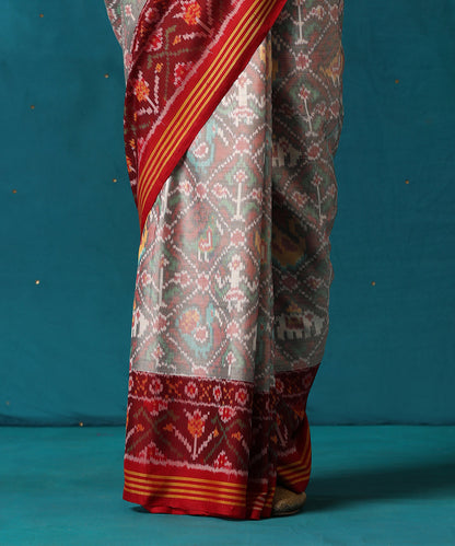 Handloom_White_Pure_Mulbery_Silk_Single_Ikat_Patola_Saree_With_Maroon_Border_WeaverStory04