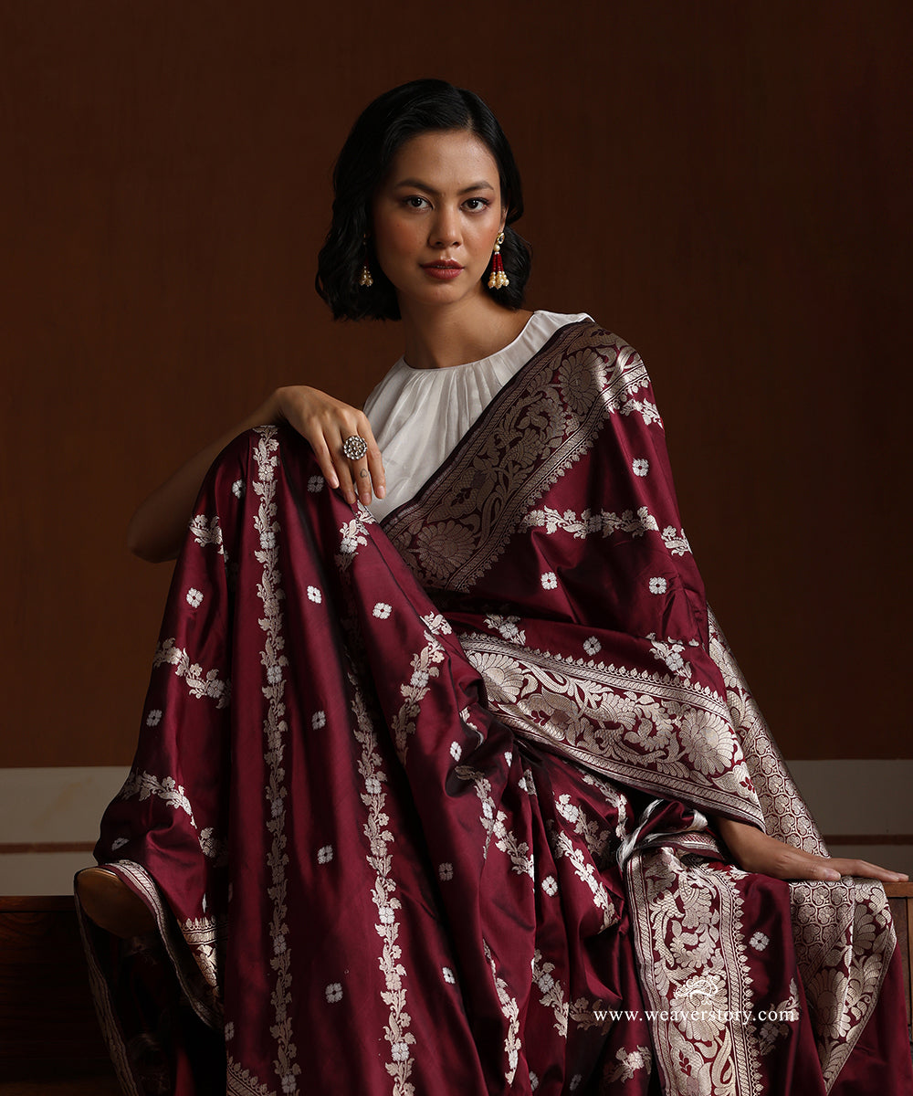 Maroon_And_Black_Dual_Tone_Handloom_Pure_Katan_Silk_Banarasi_Saree_With_Kadhwa_Jaal_And_Sona_Rupa_Zari_WeaverStory_01