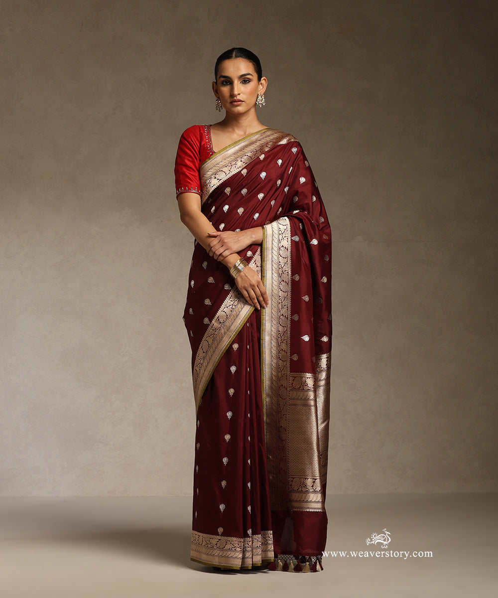 Coke_Brown_Handloom_Pure_Katan_Silk_Banarasi_Saree_With_Kadhwa_Booti_In_Sona_Rupa_Zari_And_Green_Selvedge_WeaverStory_01