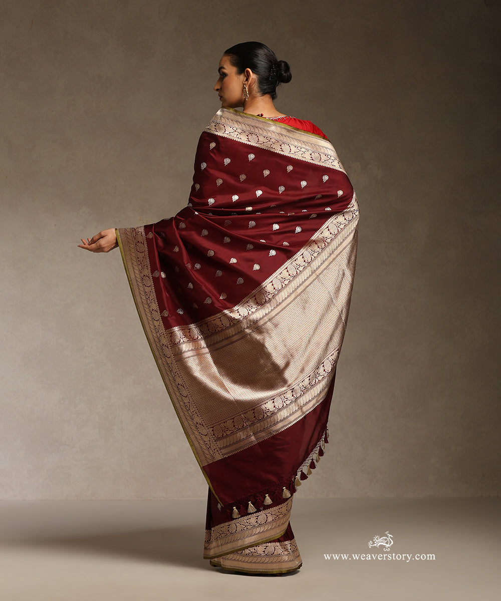 Coke_Brown_Handloom_Pure_Katan_Silk_Banarasi_Saree_With_Kadhwa_Booti_In_Sona_Rupa_Zari_And_Green_Selvedge_WeaverStory_03