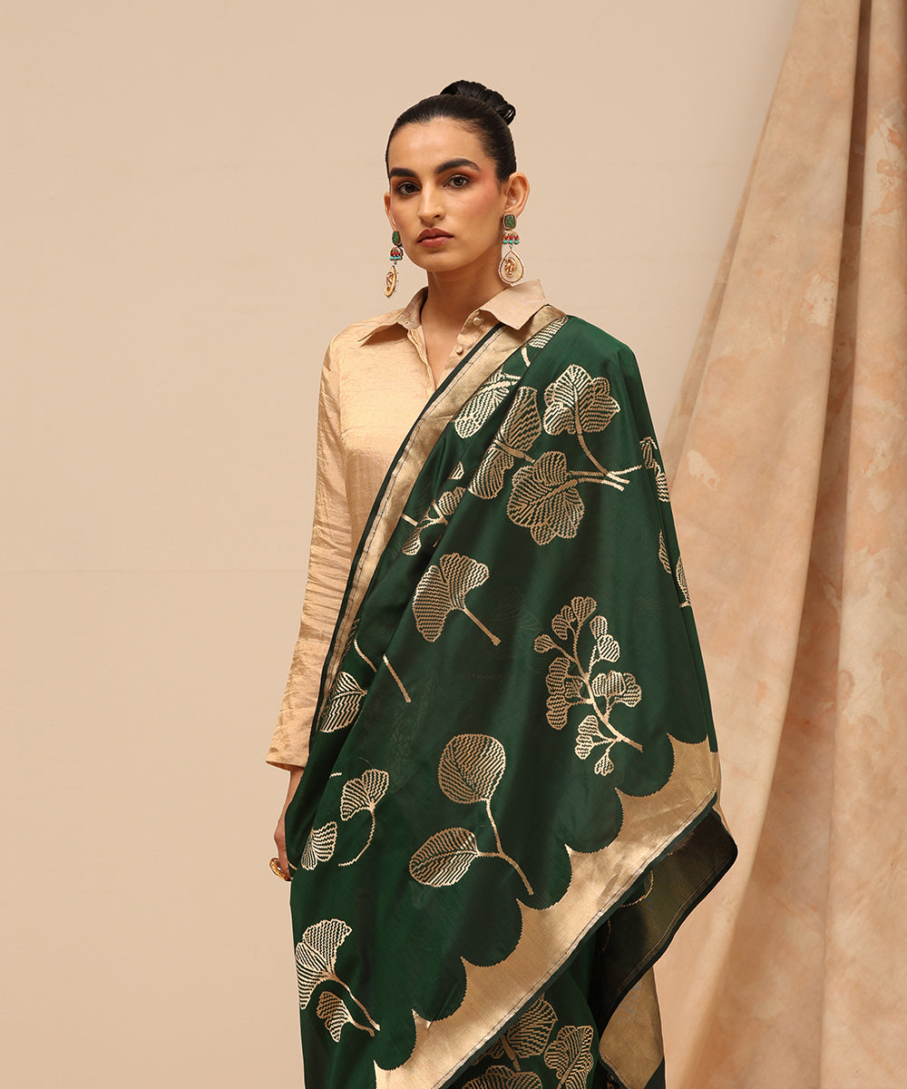 Bottle_Green_Handloom_Pure_Katan_Silk_Banarasi_Saree_With_Abstract_Motifs_And_Scalloped_Border_WeaverStory_01