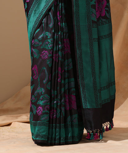 Black_Pure_Satin_Silk_Tanchoi_Saree_All_Over_Floral_Motifs_In_Green_And_Magenta_WeaverStory_04