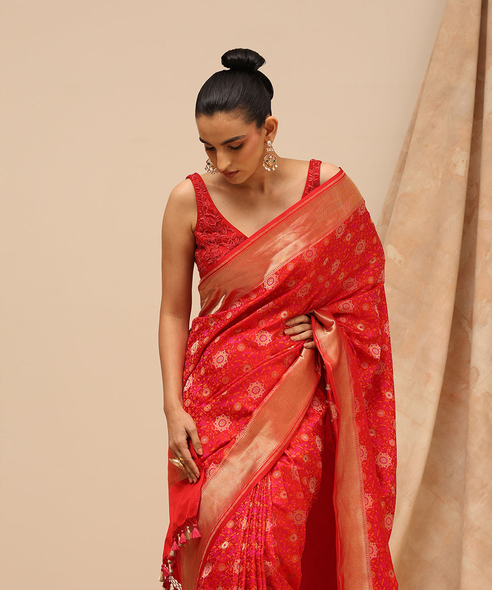 Red_And_Pink_Dual_Tone_Handloom_Pure_Satin_Silk_Tanchoi_Banarasi_Saree_With_All_Over_Zari_Motifs_WeaverStory_01