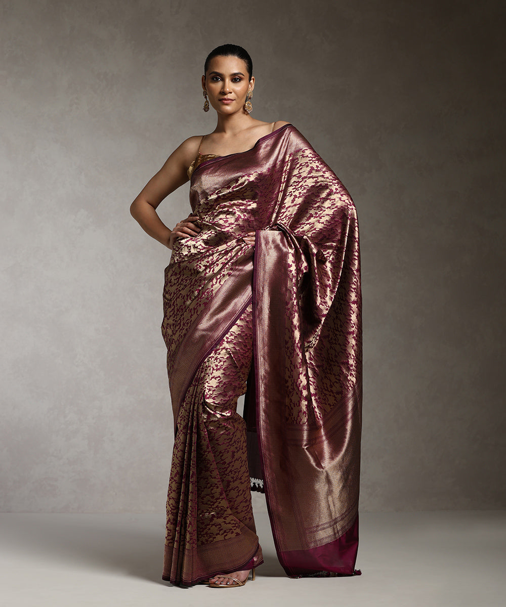 Handloom_Purple_And_Gold_Pure_Katan_Silk_Kimkhab_Banarasi_Saree_With_Abstract_Design_WeaverStory_01