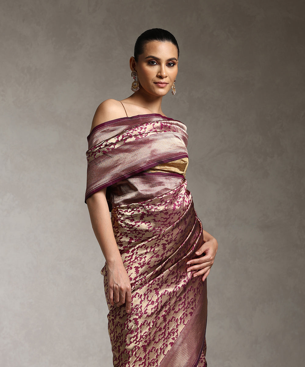 Handloom_Purple_And_Gold_Pure_Katan_Silk_Kimkhab_Banarasi_Saree_With_Abstract_Design_WeaverStory_02