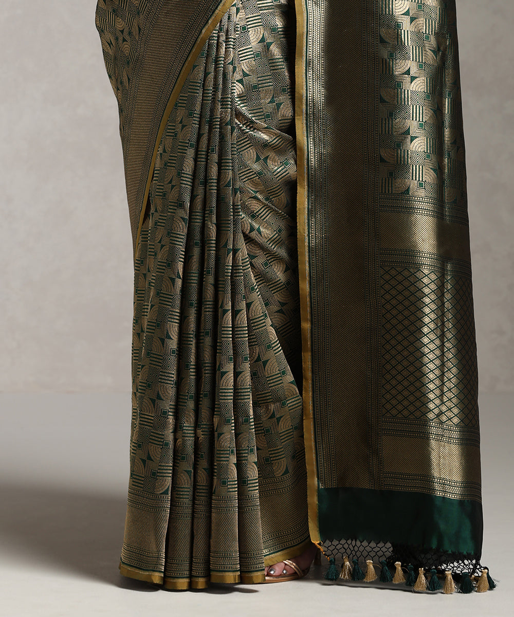 Handloom_Emerald_Green_Pure_Katan_Silk_Zari_Tanchoi_Banarasi_Saree_With_Contemporary_Design_WeaverStory_04