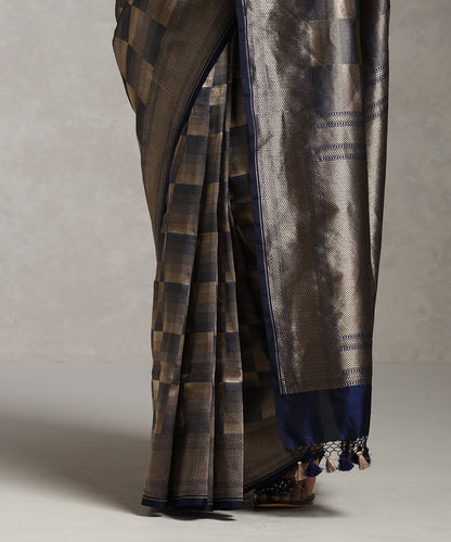 Blue_And_Gold_Handloom_Pure_Katan_Silk_Zari_Tanchoi_Banarasi_Saree_With_Contemporary_Design_WeaverStory_04