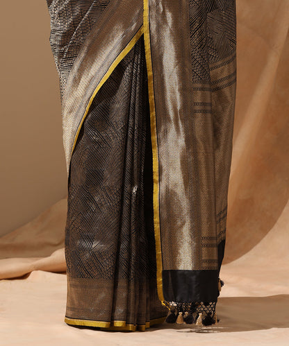 Black_And_Gold_Handloom_Pure_Katan_Silk_Zari_Tanchoi_Banarasi_Saree_With_Contemporary_Design_WeaverStory_04
