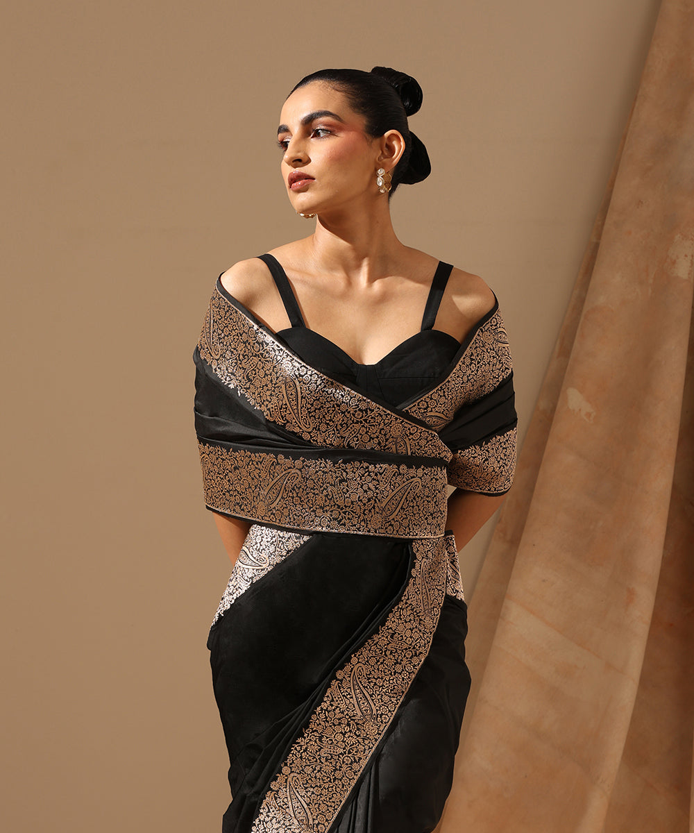 Handloom_Black_Pure_Katan_Silk_Kadhwa_Banarasi_Saree_With_Paisleys_On_Border_WeaverStory_01