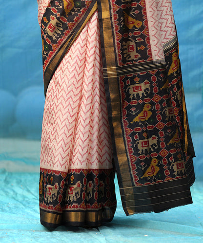 Handloom_White_And_Red_Pure_Mulberry_Silk_Ikat_Patola_Saree_With_Black_Border_And_Palla_WeaverStory_04