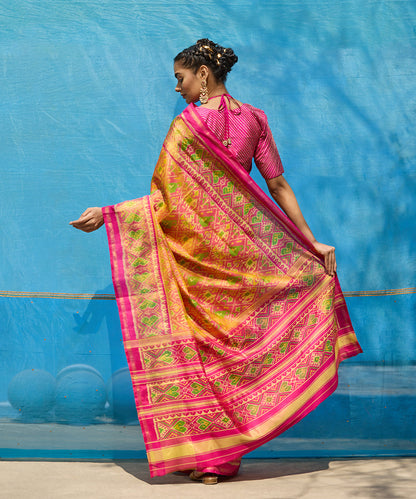 Peach_And_Pink_Handloom_Pure_Mulberry_Silk_Ikat_Patola_Saree_With_Pink_Border_And_Palla_WeaverStory_03