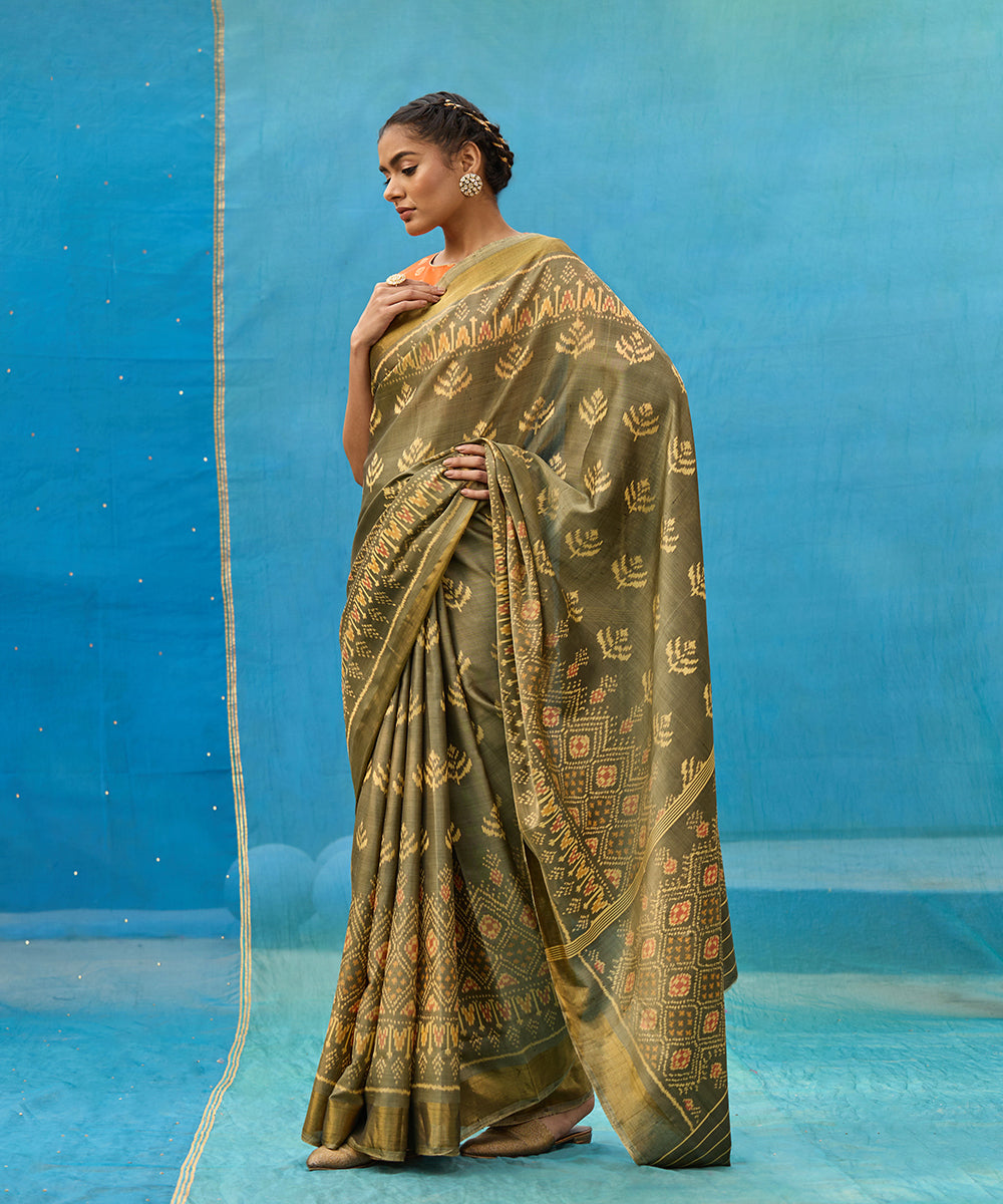 Handloom_Grey_And_Pale_Yellow_Pure_Mulberry_Silk_Ikat_Patola_Saree_With_Tissue_Border_WeaverStory_01
