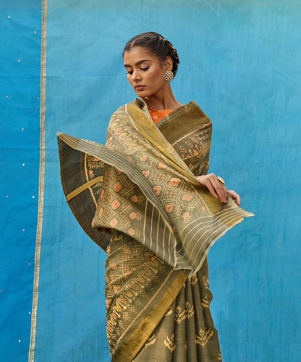 Handloom_Grey_And_Pale_Yellow_Pure_Mulberry_Silk_Ikat_Patola_Saree_With_Tissue_Border_WeaverStory_02