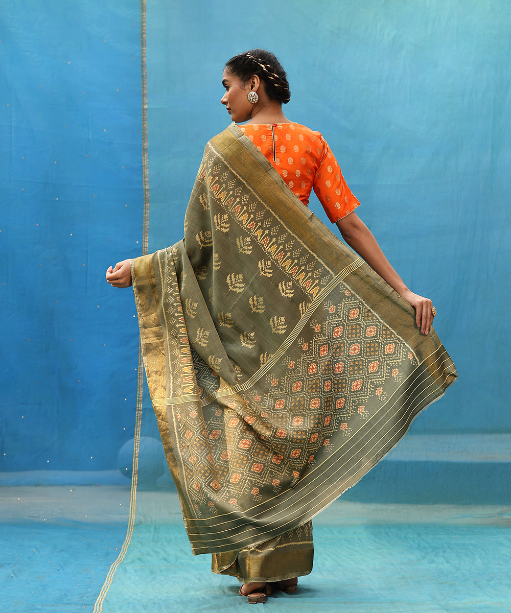 Handloom_Grey_And_Pale_Yellow_Pure_Mulberry_Silk_Ikat_Patola_Saree_With_Tissue_Border_WeaverStory_03