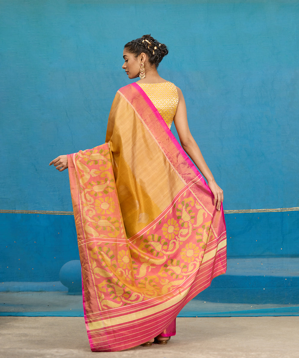 Pink_And_Green_Handloom_Pure_Mulberry_Silk_Ikat_Patola_Saree_With_Tissue_Border_WeaverStory_03