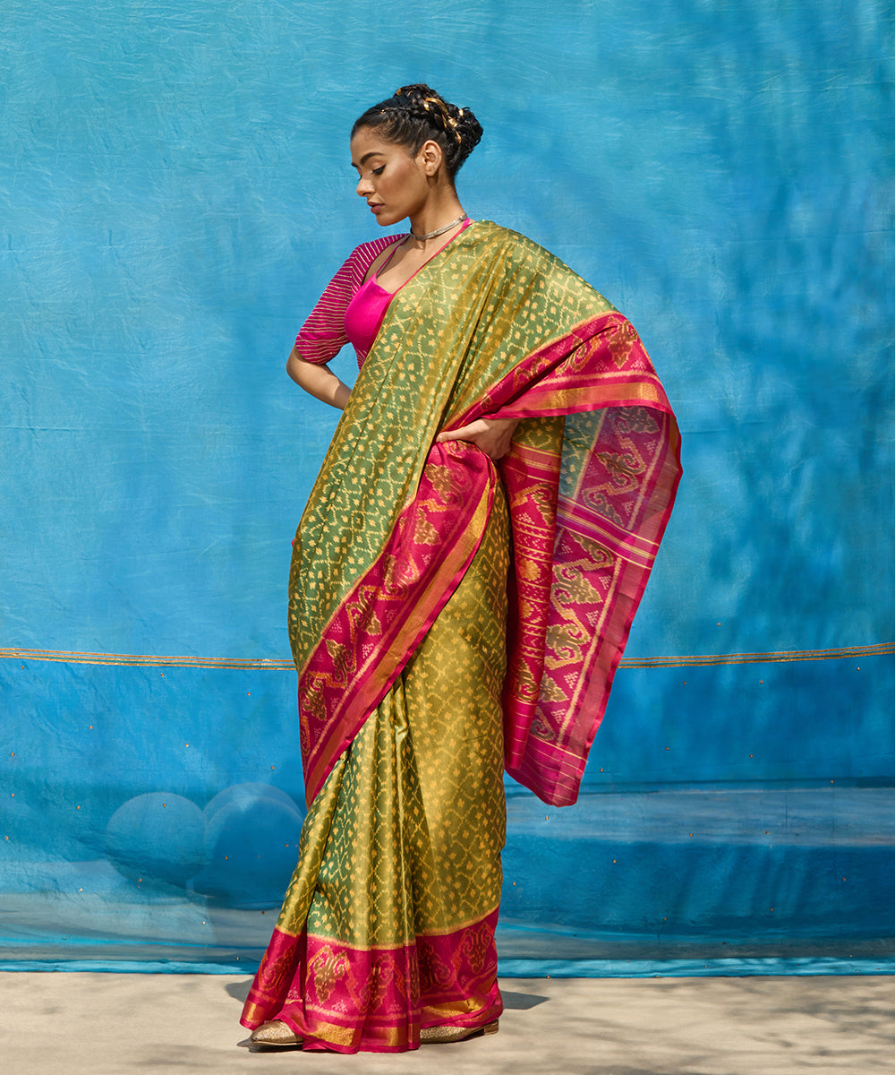 Green_And_Pink_Handloom_Pure_Mulberry_Silk_Ikat_Patola_Saree_With_Pink_Border_And_Palla_WeaverStory_01